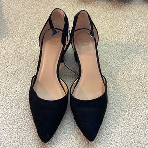 Close toed heeled shoes